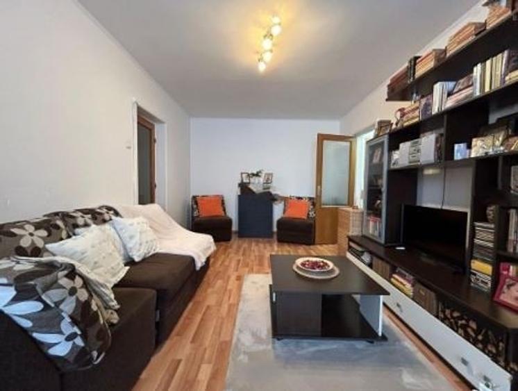 Apartament cu 3 camere semidecomandat, mobilat în Titan