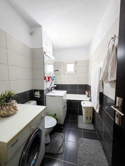 Apartament cu 3 camere semidecomandat, mobilat în Lipovei