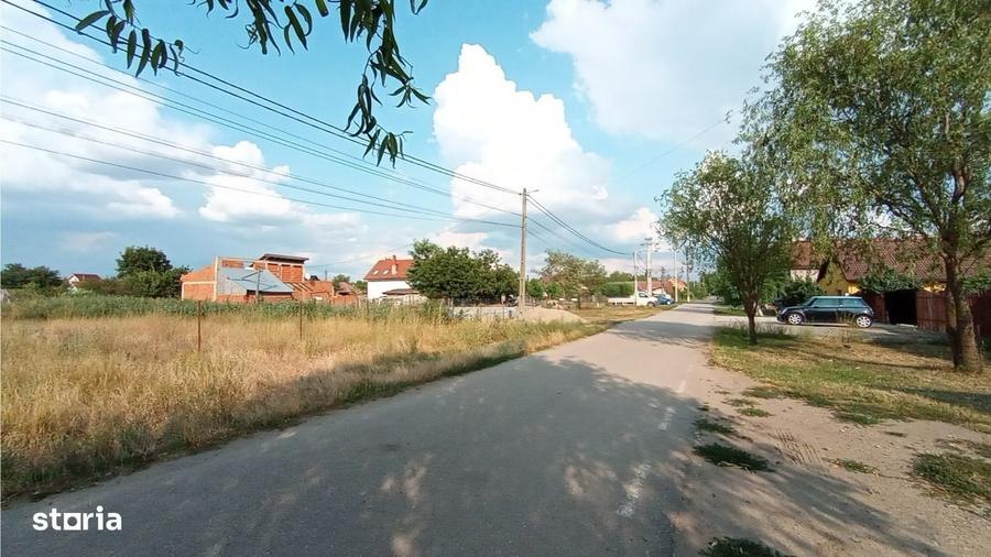Casă cu 3 camere decomandat în Zimandcuz
