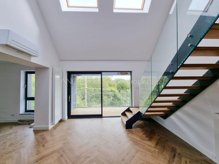 Penthouse cu 5 camere decomandat în Băneasa