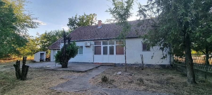 Casă cu Teren 2431 Mp în Central