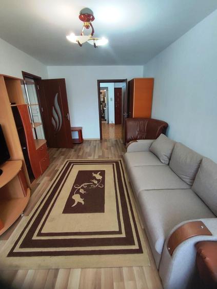 Apartament cu 3 camere semidecomandat în Rahova