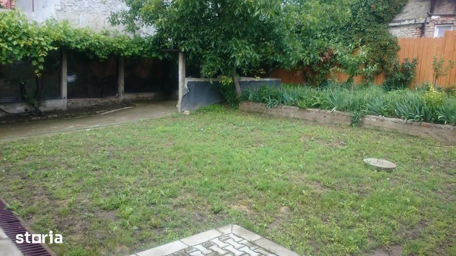 Casă cu 4 camere cu Teren 100 Mp în Central