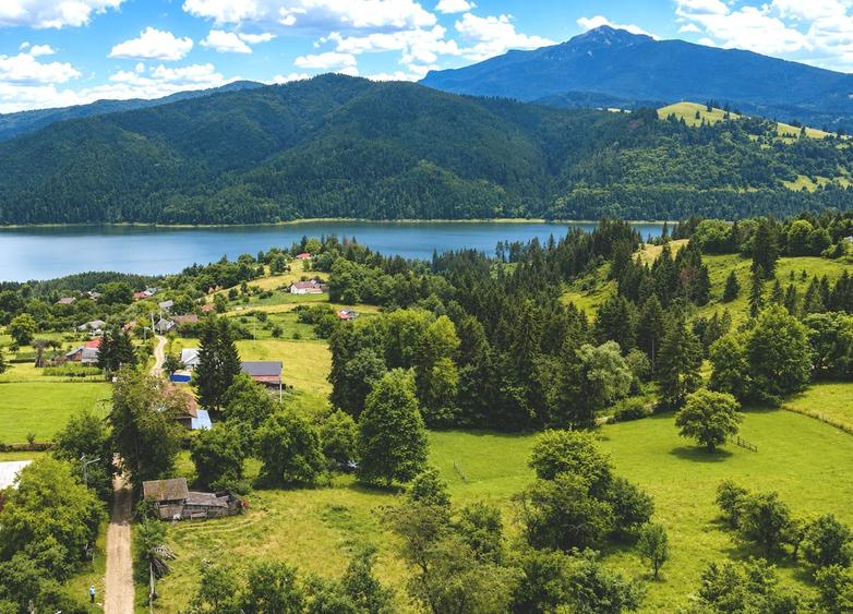 Teren agricol intravilan de 9994 mp, în Hangu
