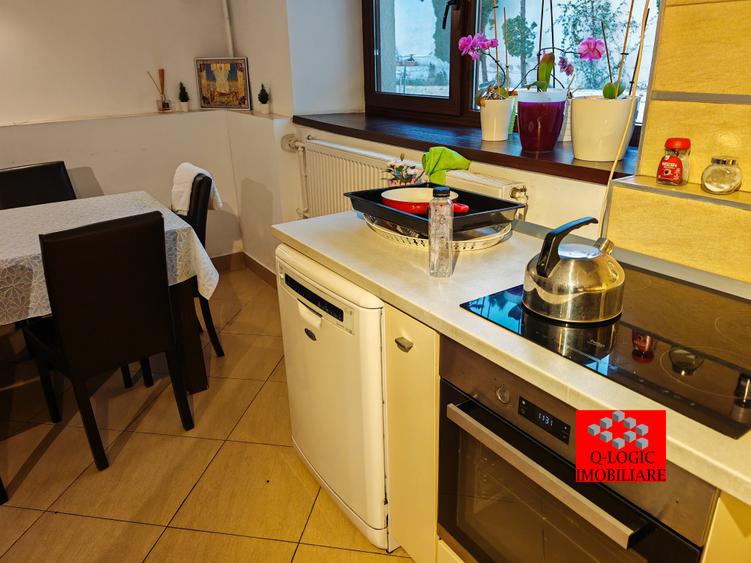 Casă individuală cu 7 camere cu Canalizare în Central