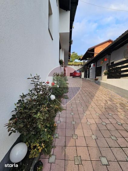 Casă cu 9 camere decomandat cu Teren 750 Mp în Rona de Jos