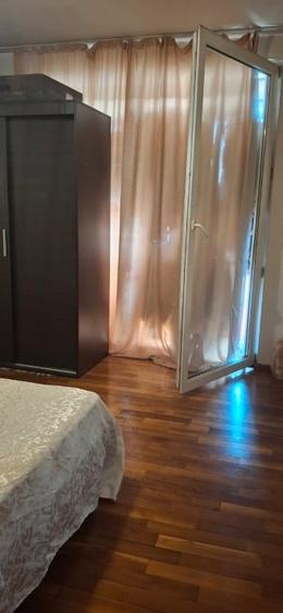Apartament cu 3 camere semidecomandat, mobilat în Dristor