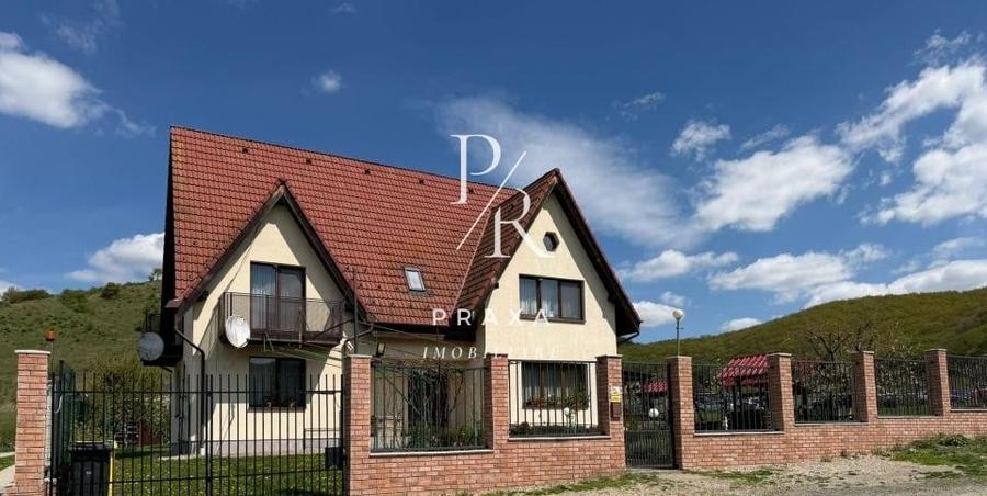 Casă individuală cu 7 camere cu Teren 1076 Mp în Florești