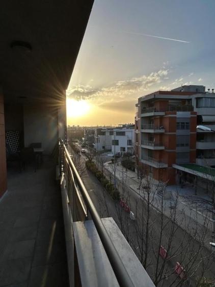 Apartament cu 3 camere semidecomandat în Băneasa