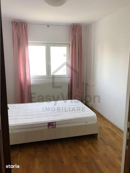 Apartament cu 3 camere semidecomandat în Tineretului