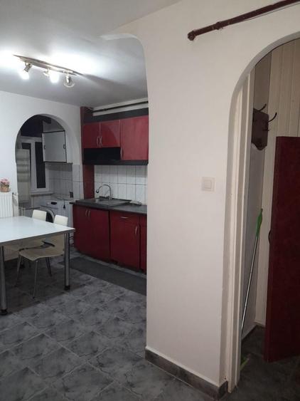Apartament cu 3 camere decomandat în Exterior Vest
