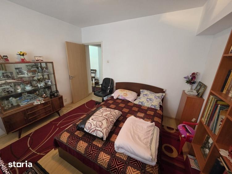 Apartament cu 3 camere decomandat în Tei