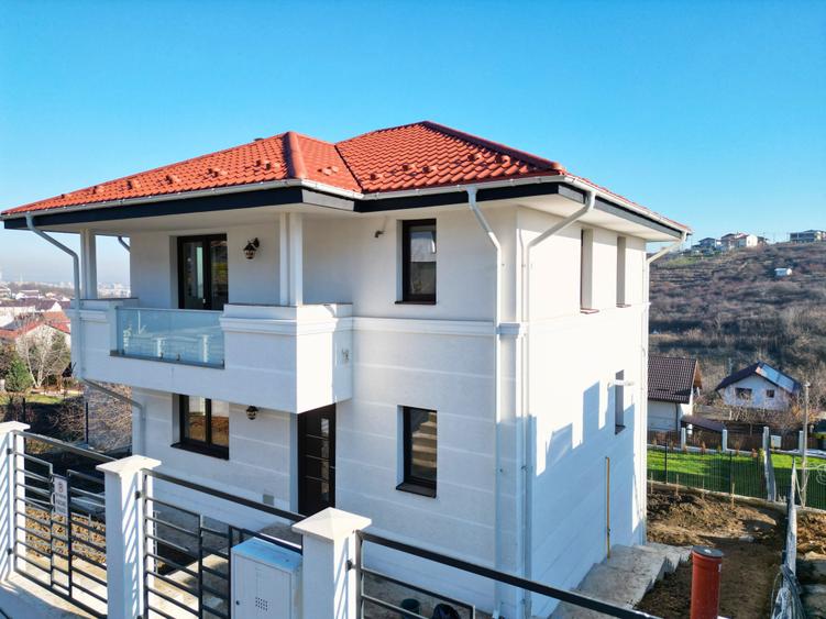 Casă individuală cu 5 camere cu Canalizare în Hlincea