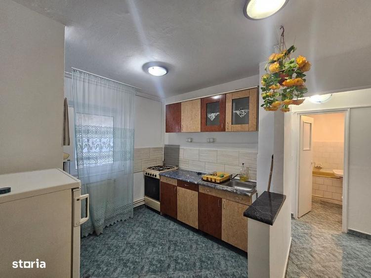 De vanzare apartament cu 2 camere, decomandat, Crisului, etaj 3 - 1