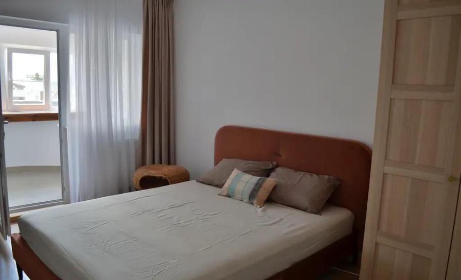 Apartament cu 3 camere decomandat, mobilat în Târgu Cucu