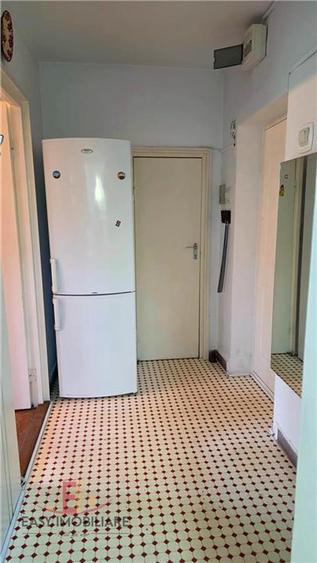 Apartament cu 3 camere semidecomandat în Tudor