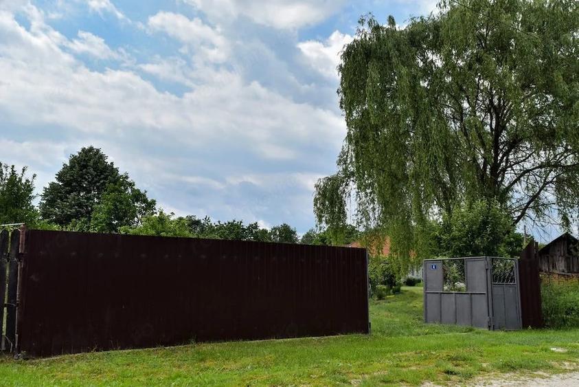 Casă cu 2 camere cu Teren 2453 Mp în Poienari