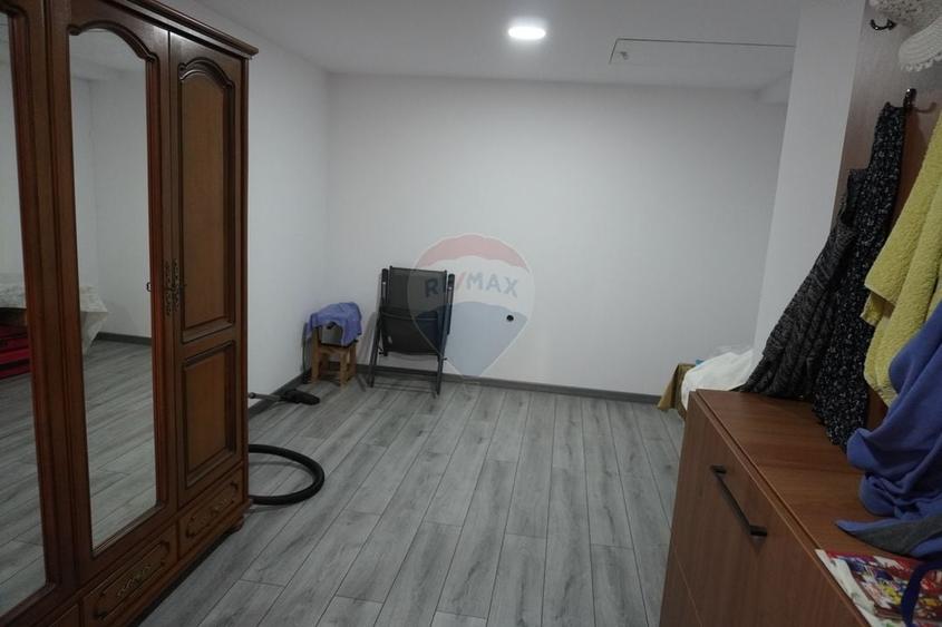 Casă cu 4 camere cu Teren 900 Mp în Est