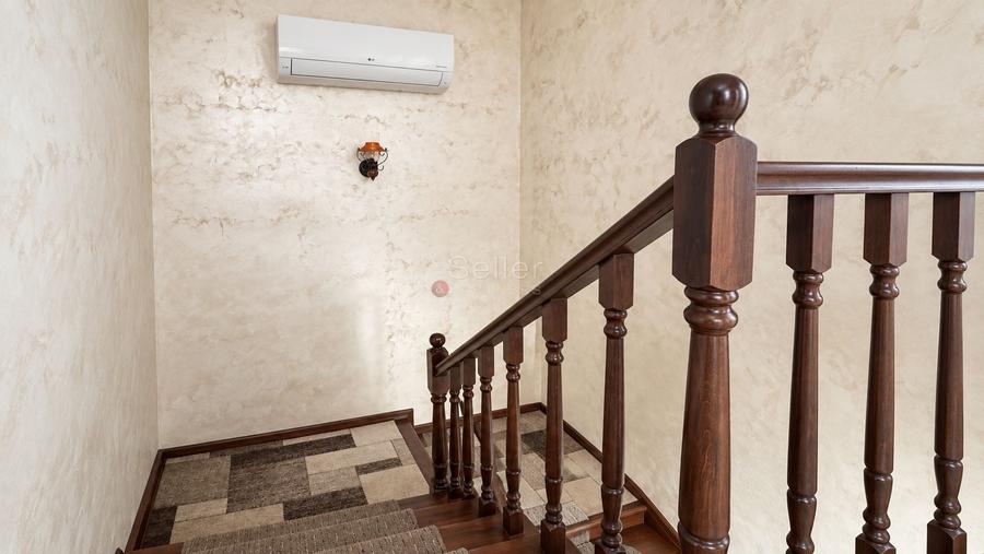 Casă individuală cu 4 camere cu Canalizare în Est