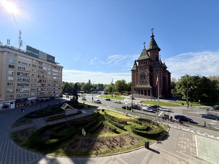 Apartament cu 4 camere semidecomandat, mobilat în Ultracentral