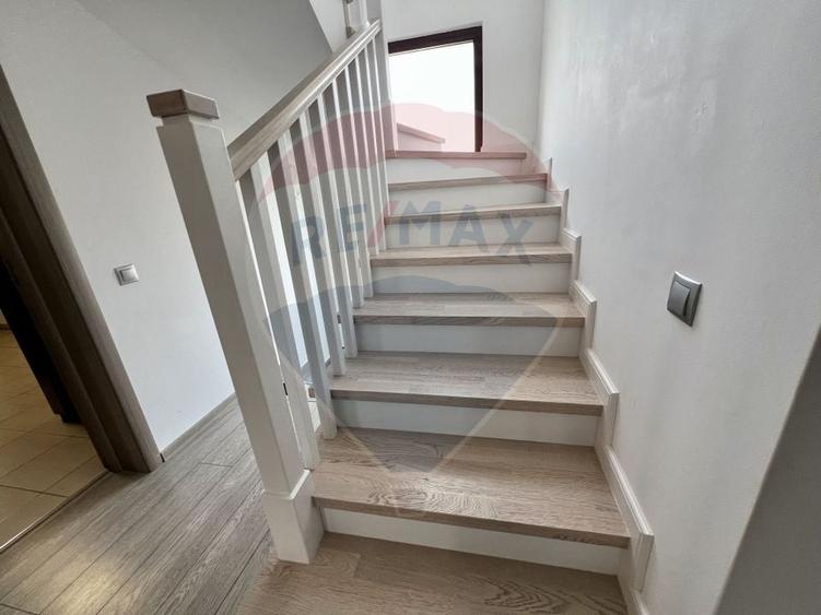 Casă cu 8 camere cu Teren 792 Mp în Cristian