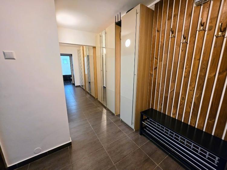 Apartament cu 3 camere semidecomandat, mobilat în Băneasa