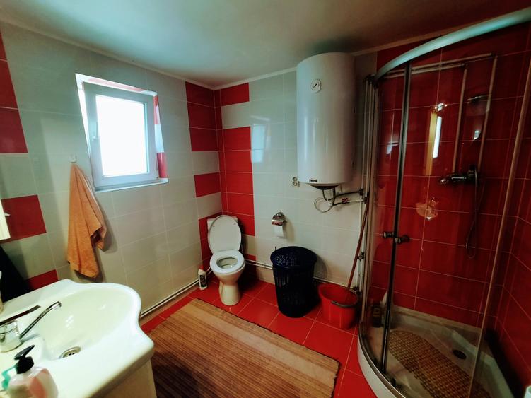 Casă individuală cu 7 camere cu Canalizare în Ilia