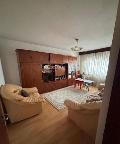 Apartament cu 3 camere decomandat, mobilat în Dacia