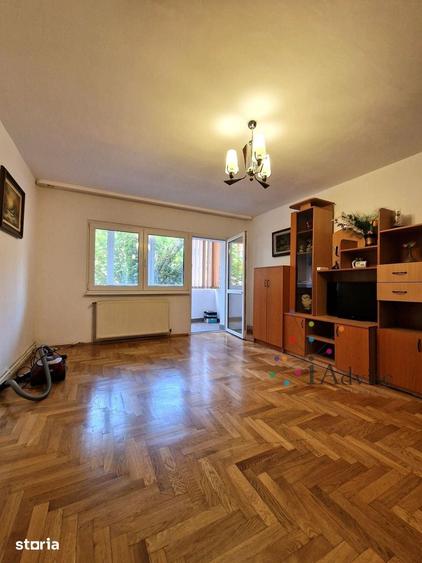 Apartament cu 4 camere decomandat în Noua