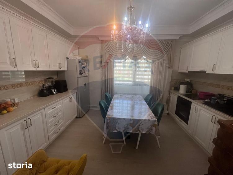 Casă cu 6 camere cu Teren 1615 Mp în Central