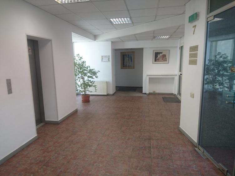 Birou, de 980 mp, în Universitate
