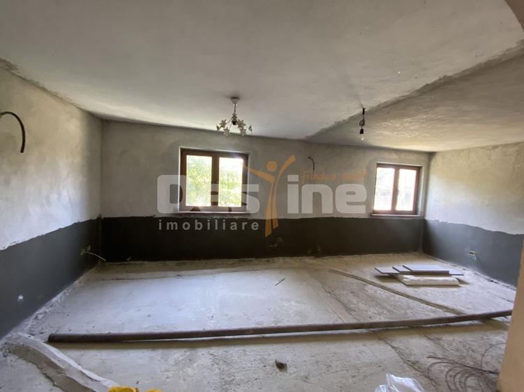 Casă individuală cu 7 camere cu Canalizare în Borlești