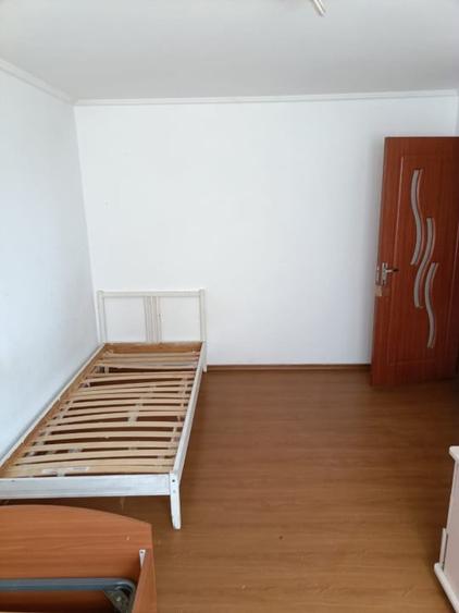Apartament cu 3 camere semidecomandat în Fundeni