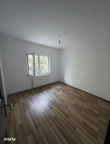 Apartament cu 4 camere decomandat în Micro 16