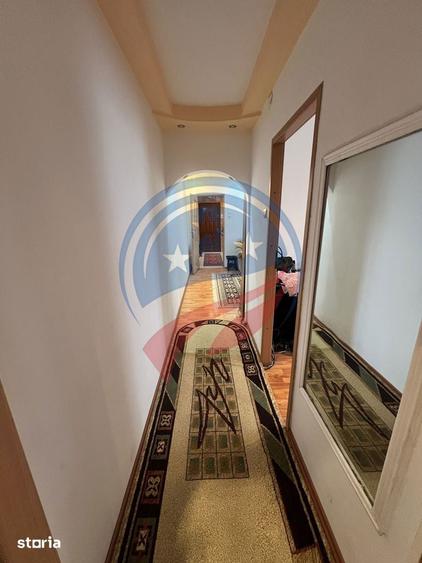 Apartament cu 3 camere semidecomandat în Craiovița Nouă