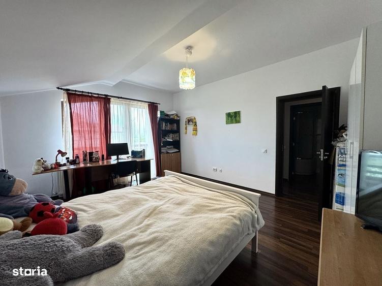 Casă cu 4 camere în Ostratu