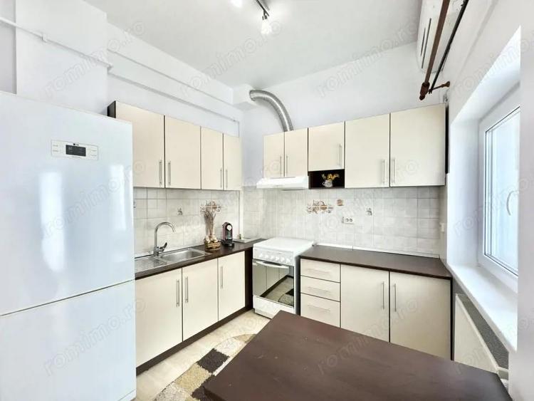 Apartament cu 4 camere semidecomandat, mobilat în Romană