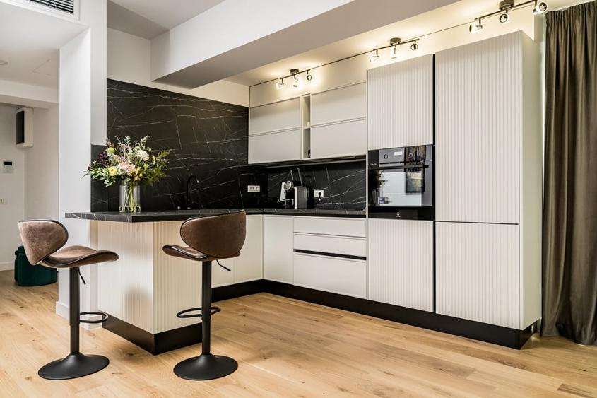 Apartament cu 3 camere semidecomandat, mobilat în Străulești