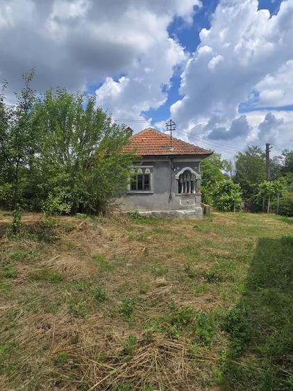 Casă cu 4 camere în Urluiești