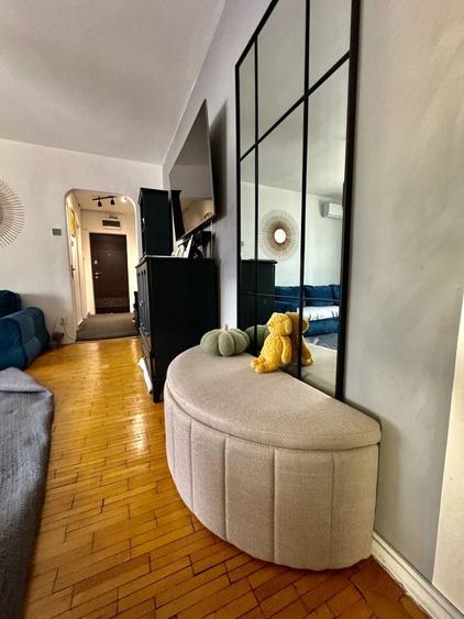 Apartament cu 3 camere semidecomandat, mobilat în 1 Mai