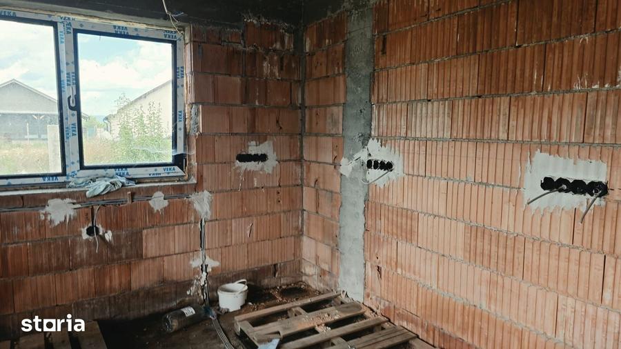 Casă cu 5 camere cu Teren 500 Mp în Stupini