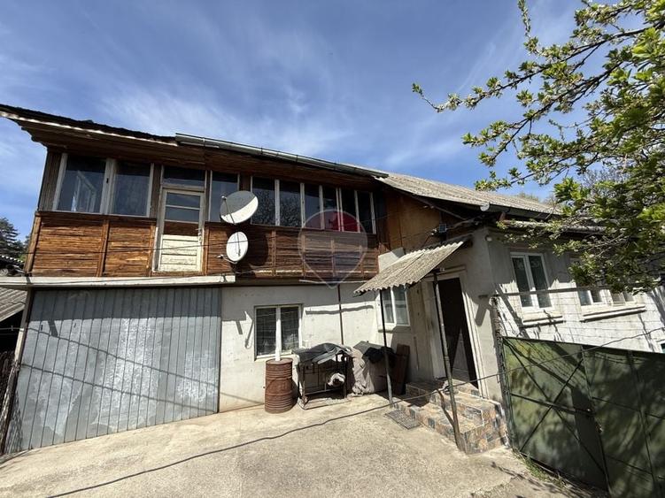 Casă individuală cu 5 camere cu Teren 3056 Mp în Exterior Sud