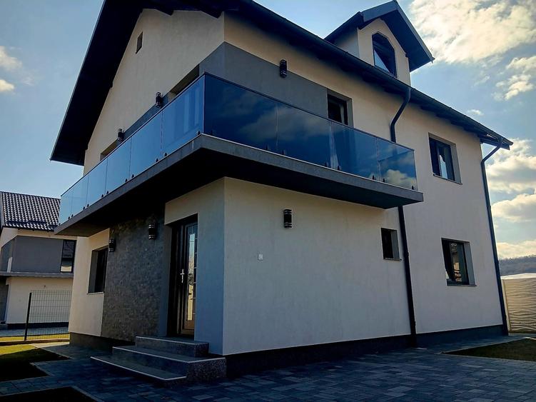 Casă individuală cu 4 camere cu Canalizare în Mărăcineni
