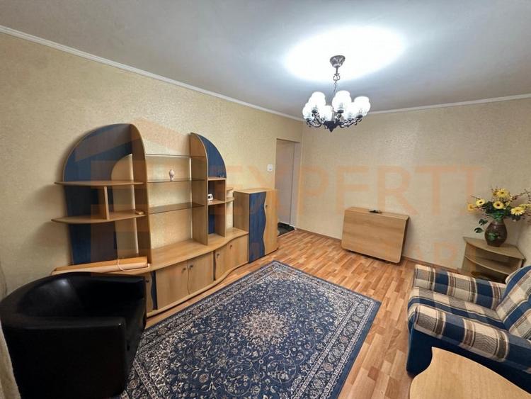 Apartament cu 3 camere semidecomandat, mobilat în Far