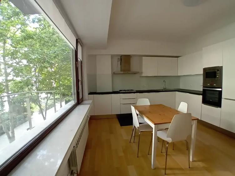 Apartament cu 3 camere semidecomandat, mobilat în Clucerului