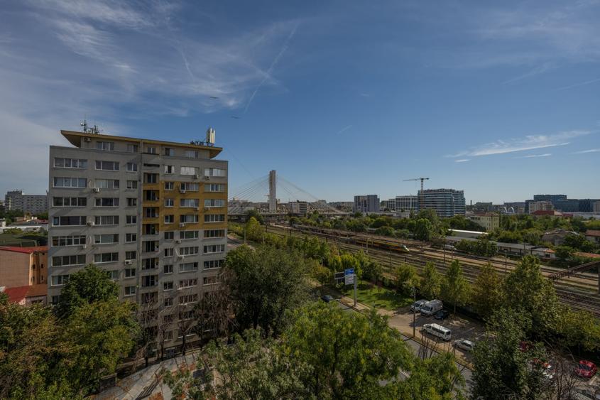 Apartament cu 3 camere semidecomandat în Grivița