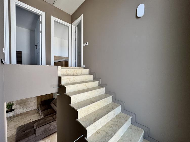 Duplex cu 5 camere cu Canalizare în Clinceni