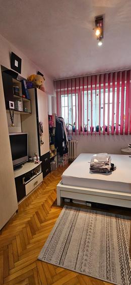 Apartament cu 3 camere semidecomandat, mobilat în Iancului