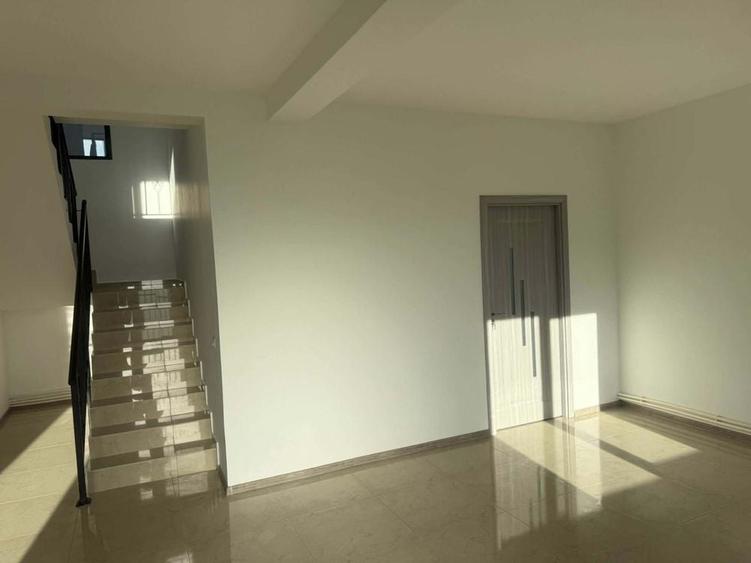 Casă cu 3 camere în Lumina