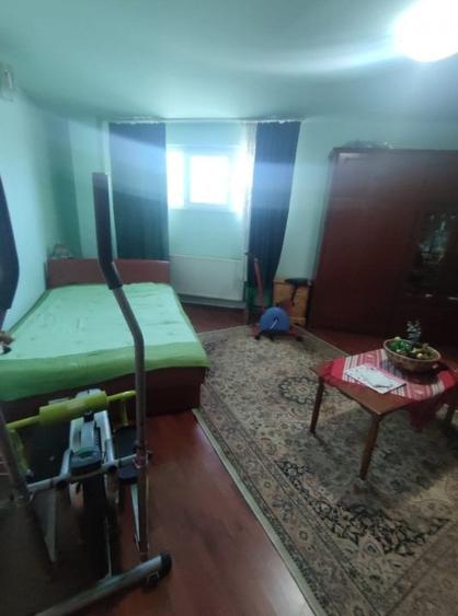 Casă cu 6 camere cu Teren 220 Mp în Griviței